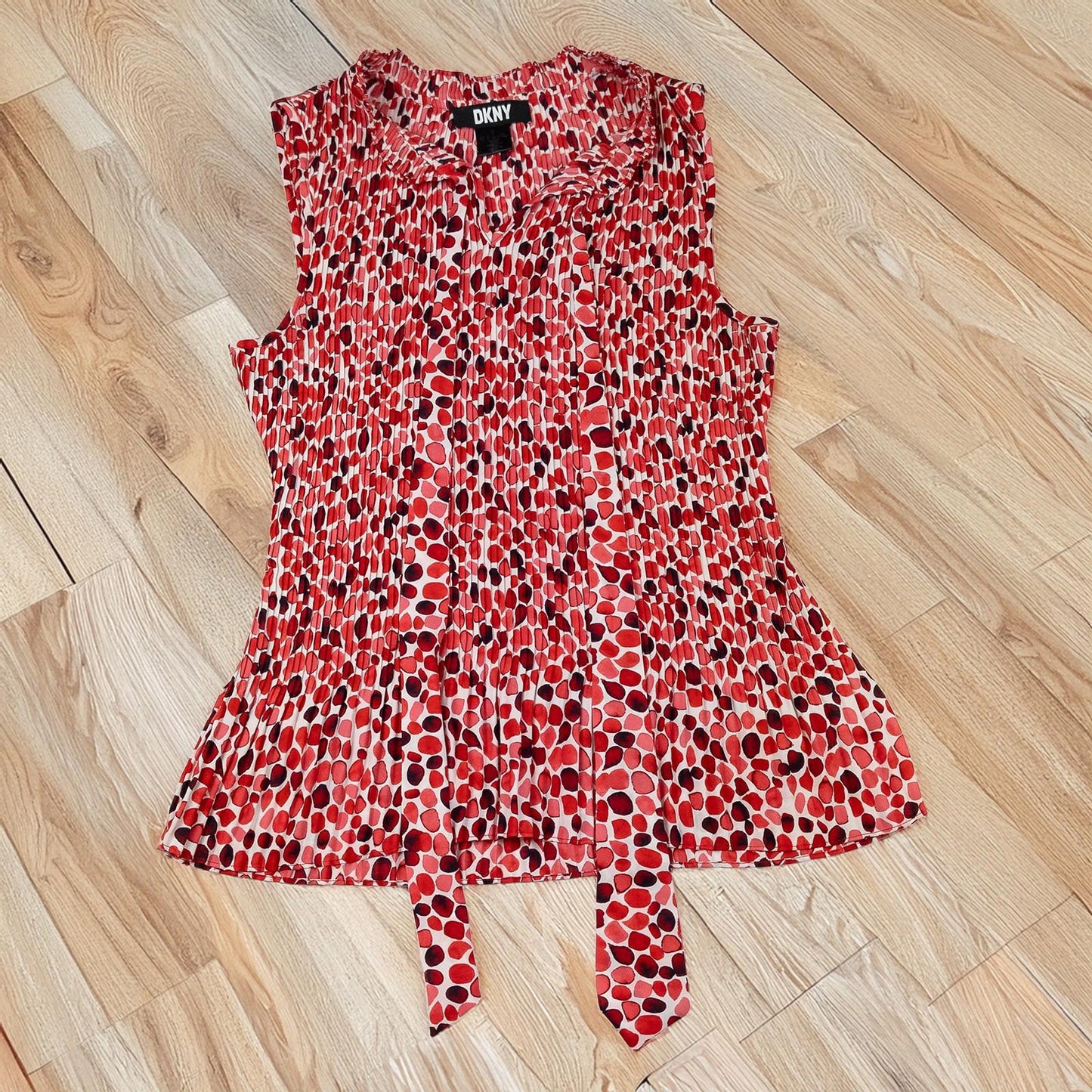 DKNY Woman Red Pleated Blouse Size XL Plissé Abstract Print Tie Hem Sleeveless by DKNY – | RewearableUK
