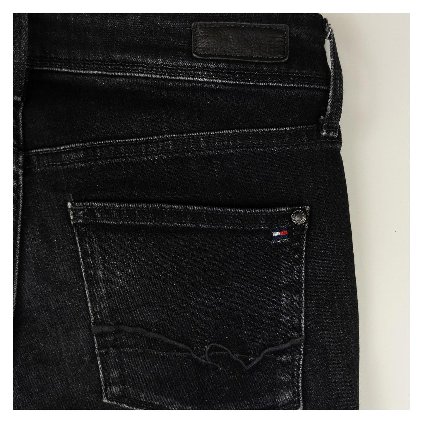 Tommy Hilfiger Women's Paris High Waist Slim Jeans W26 L32 Washed Black Denim by Tommy Hilfiger – | RewearableUK