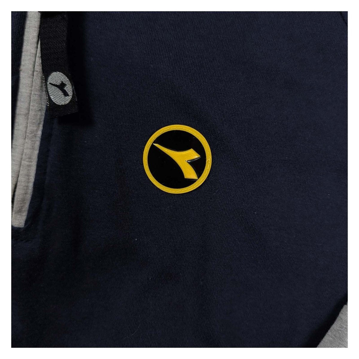 Vintage Diadora Men's Quarter-Zip Sweatshirt XL Navy – Sweater & Hoodie product photo 2 | RewearableUK