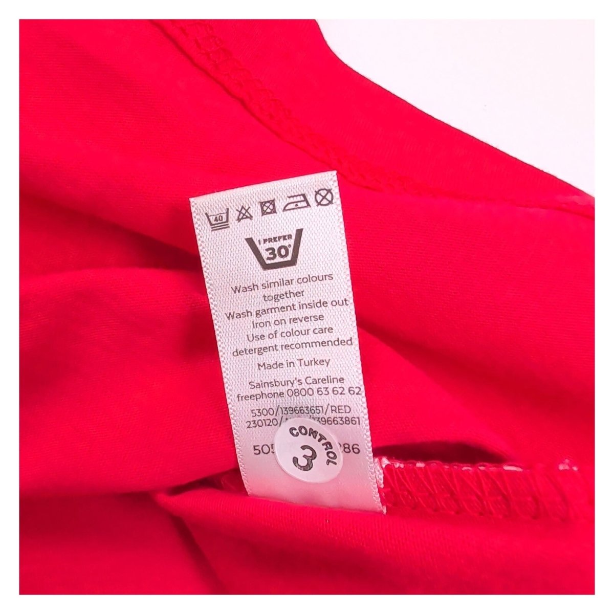 Where's Wally? Unisex T-Shirt large Red Merry Christmas Graphic – product photo 7 | RewearableUK